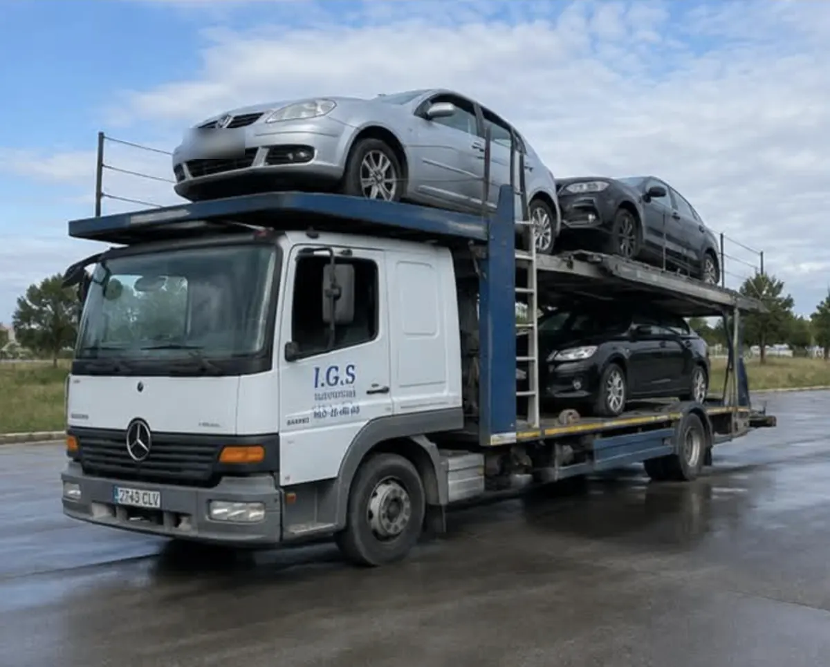 Camión portavehículos de I.G.S cargado con varios coches