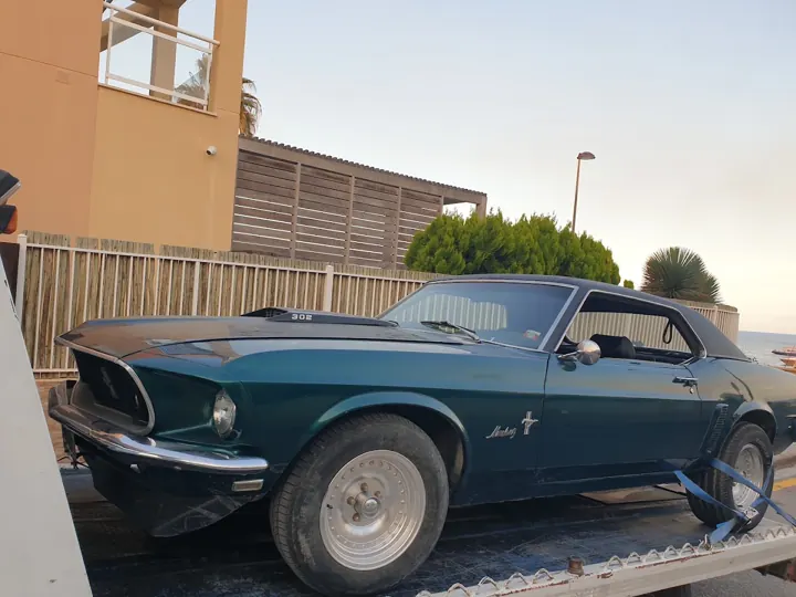 Ford Mustang clásico sobre la grúa plataforma