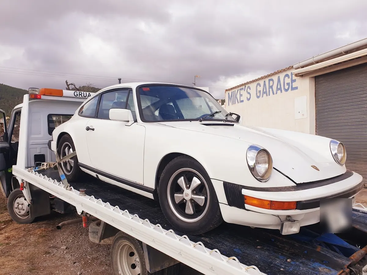 Porsche 911 clásico sobre la grúa plataforma
