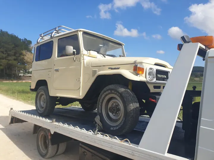 Toyota Land Cruiser clásico sobre la grúa plataforma
