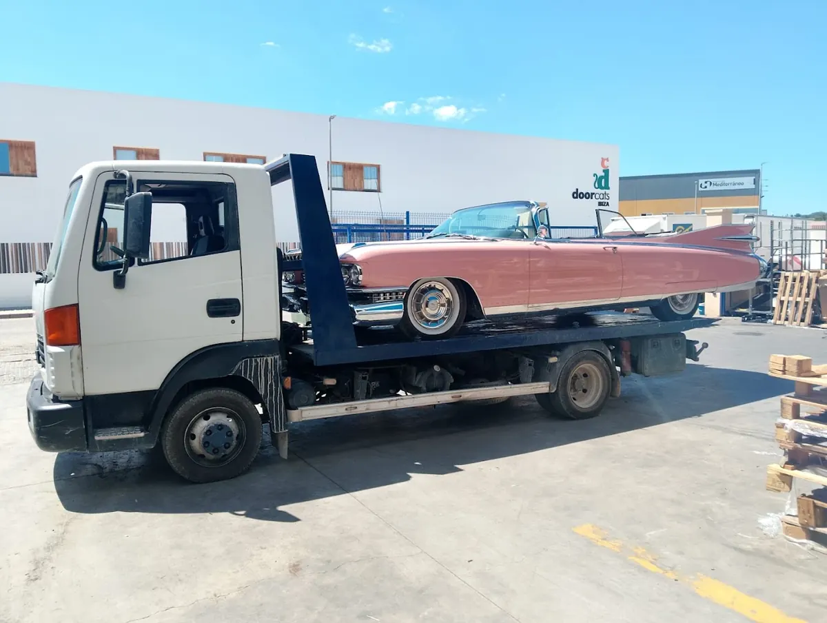 Coche clásico sobre la grúa plataforma