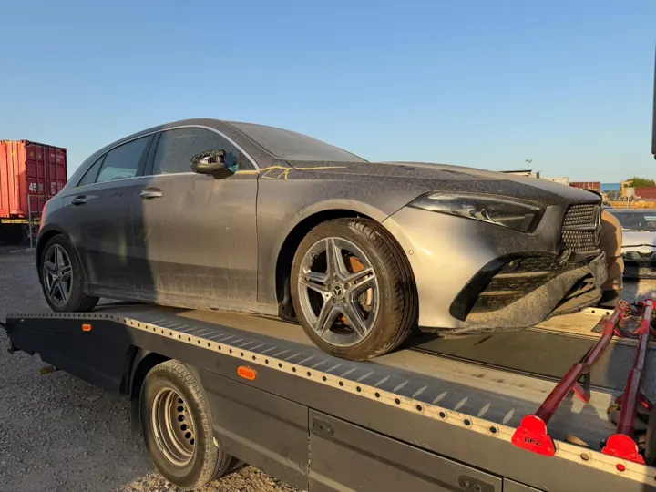 Turismo gris cargado en una plataforma